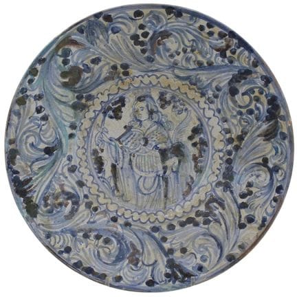 Assiette en majolique ancienne, avec un décor cent