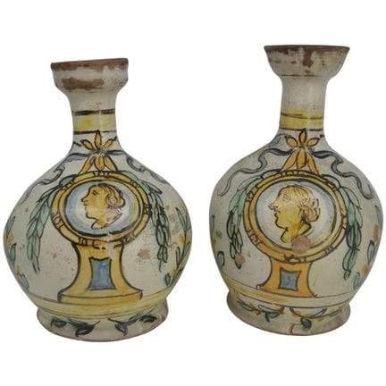 Paire de bouteilles en majolique ancienne, ornées 