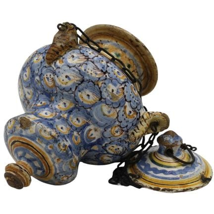 Lampe votive en majolique ancienne, ornée d'un déc