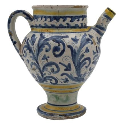 Pichet  Ancienne majolique ornée d'un décor en rel