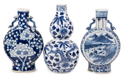 Une fiole lunaire en porcelaine chinoise, portant 