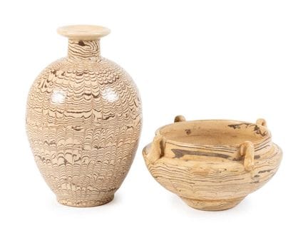 Vase chinois en grès marbré brun et crème, de styl