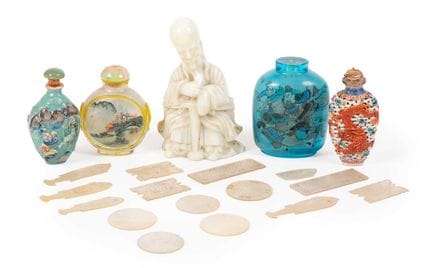 Une tabatière en porcelaine chinoise, portant la m