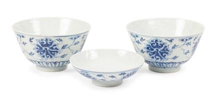 Une paire de bols chinois en porcelaine « Lotus » 