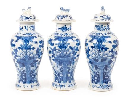 Ensemble de trois vases chinois en porcelaine avec