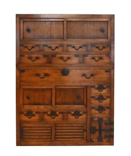Un « Sado Isho Dansuo » (commode) japonais en bois