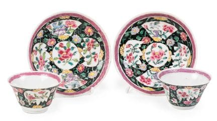 Paire de tasses à thé et soucoupes en porcelaine c