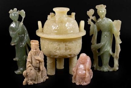 Un encensoir chinois à trois pieds de type jade, d