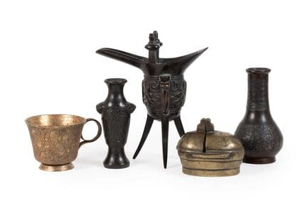 Un vase à libations chinois en bronze, « Jue », de