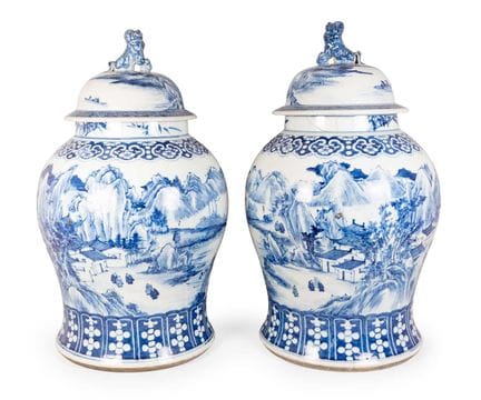 Paire de vases chinois en porcelaine avec couvercl