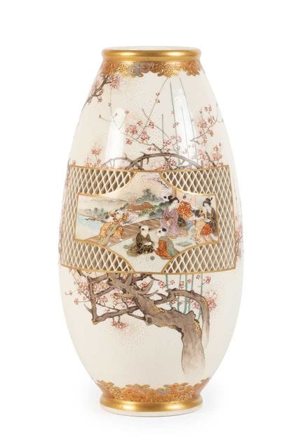 Vase en faïence de Satsuma à motif ajouré, signé O