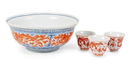 Ensemble de trois coupes à vin en porcelaine chino