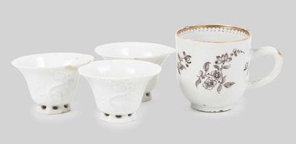 Ensemble de trois coupes à libation en « Blanc de 