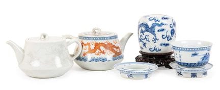 Un bol en porcelaine chinoise et deux socles, port