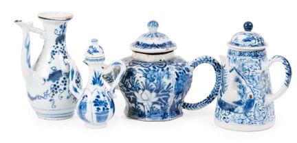 Une théière chinoise en porcelaine avec couvercle,