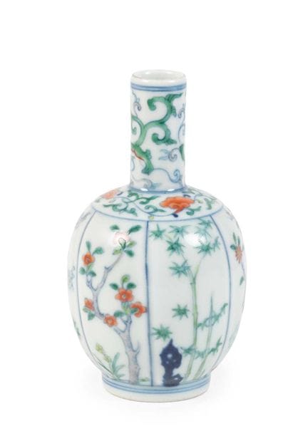 Vase-bouteille chinois en porcelaine Doucai représ