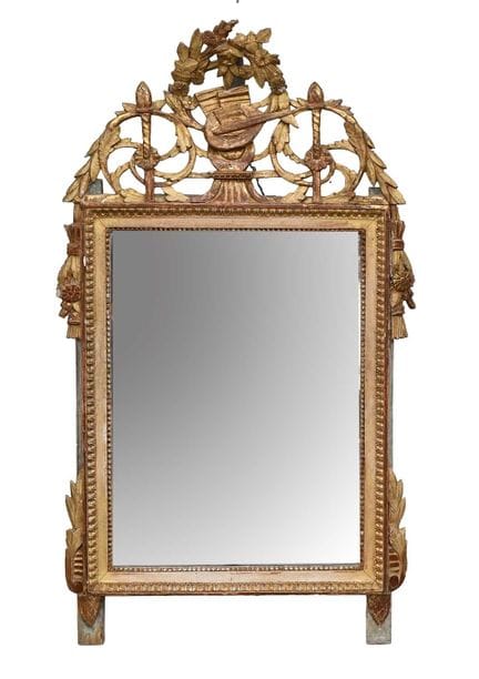 Ein Wandspiegel im Stil Ludwigs XVI. aus vergoldet