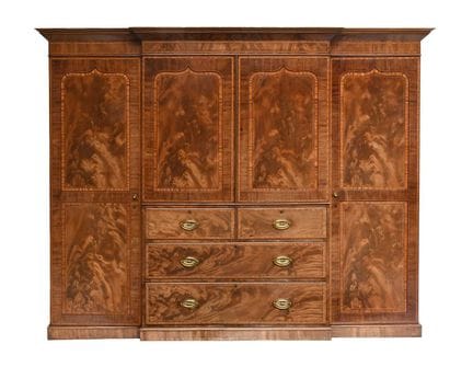 Ein Kleiderschrank im Breakfront-Stil aus Mahagoni