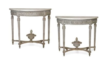 Ein Paar Konsolentische im Louis-XVI-Stil, geschni