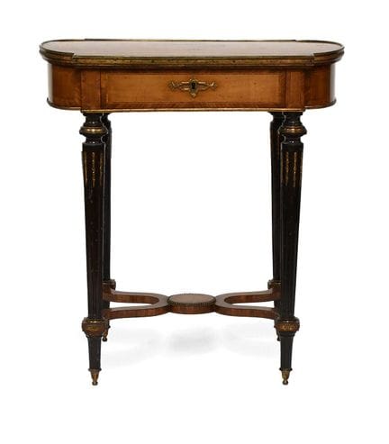Ein französischer Arbeitstisch im Louis-XV-Stil au