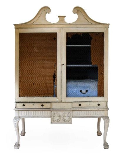 Ein Schrank im Stil Georgs III. mit cremefarben la