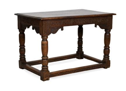 Ein geschnitzter Eichen-Couchtisch, um 1700, recht