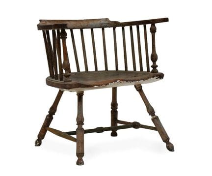 Ein teilweise bemalter Windsor-Sessel mit niedrige