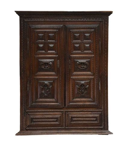 Ein geschnitzter Eichenschrank im Renaissancestil 