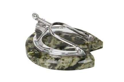 la base in marmo verde a forma di ferro di cavallo