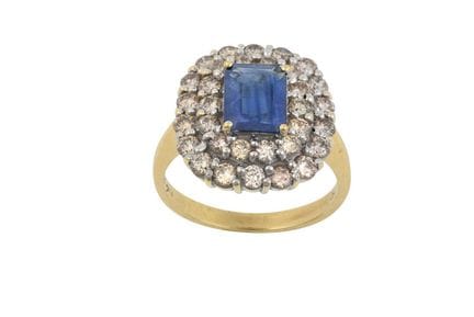 Anello con zaffiro e diamanti a grappolo: lo zaffi