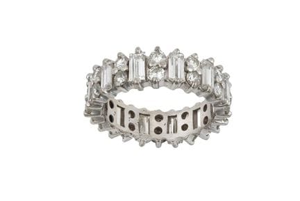 Un anello Eternity con diamanti: dodici diamanti a