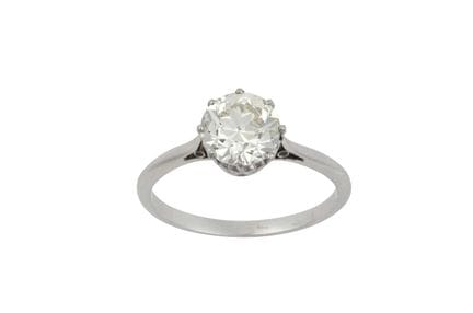 Un anello con diamante solitario: il diamante a ta