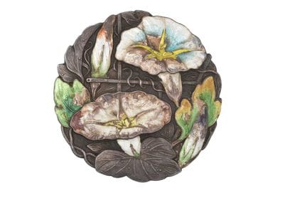 di forma circolare, decorata con fogliame e fiori,