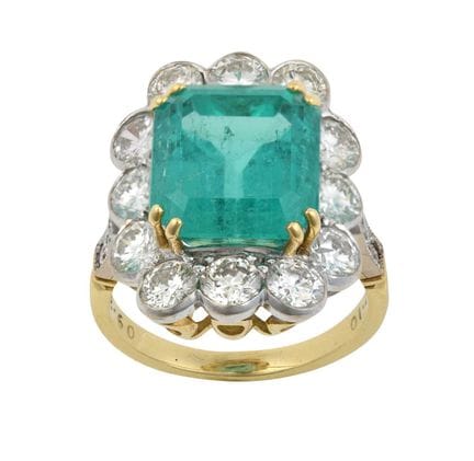 Anello con smeraldo e diamanti a grappolo: lo smer