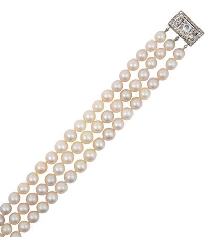 Un bracciale a tre file di perle coltivate, con ch