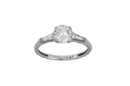 Anello con diamante solitario: un diamante a tagli