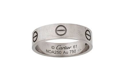 Un anello "Love Ring" di Cartier: fascia bianca li