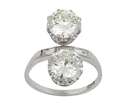 Un anello con diamanti composto da due diamanti a 