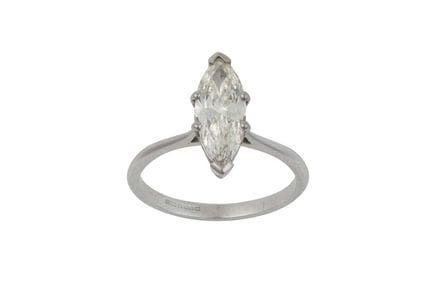 Un anello solitario con diamante in platino: il di