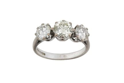 Anello in oro bianco 18 carati con tre diamanti: i