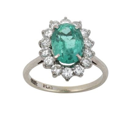 Anello con smeraldo e diamanti a grappolo: lo smer
