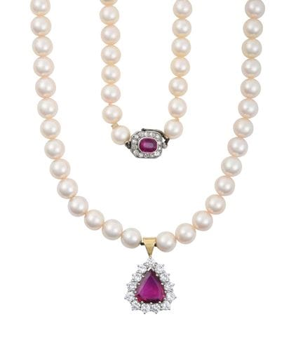Una collana di perle coltivate, con chiusura in ru