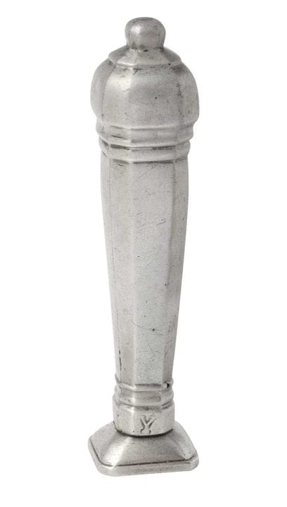 il manico a forma di cannone, a sezione quadrata a