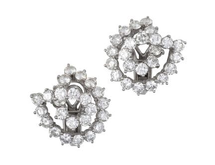 Coppia di orecchini con diamanti a forma di voluta