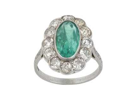 Anello con smeraldo e diamanti a grappolo: lo smer