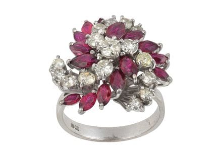 Anello a grappolo con rubini e diamanti di forma a