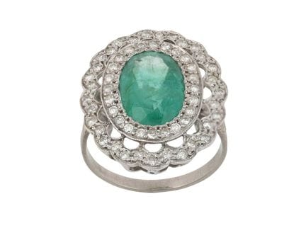 Anello con smeraldo e diamanti a grappolo: lo smer