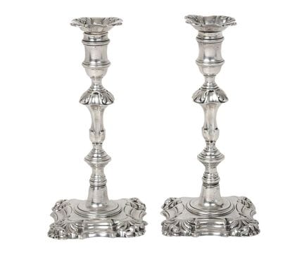 ciascuna su una base quadrata sagomata con angoli 