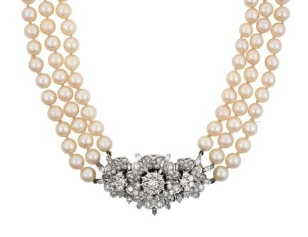 Una collana a tre file di perle coltivate, con chi
