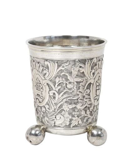 di forma cilindrica rastremata e poggiante su tre 